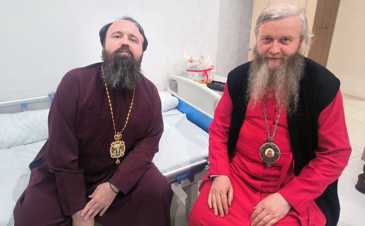 Подробнее о статье Луганск. Митрополит Пантелеимон поздравил архиепископа Павла с Пасхой Христовой