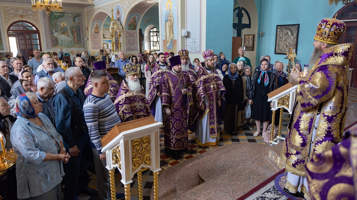 Вы сейчас просматриваете Луганск. Митрополит Пантелеимон совершил богослужение Великого Четверга