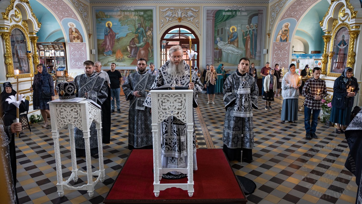 Вы сейчас просматриваете Луганск. Митрополит Пантелеимон совершил Утреню Великой Пятницы с чтением двенадцати Страстных Евангелий