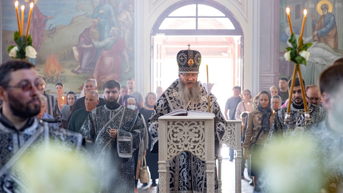 Вы сейчас просматриваете Луганск. Митрополит Пантелеимон совершил Утреню Великой Субботы и чин погребения Плащаницы