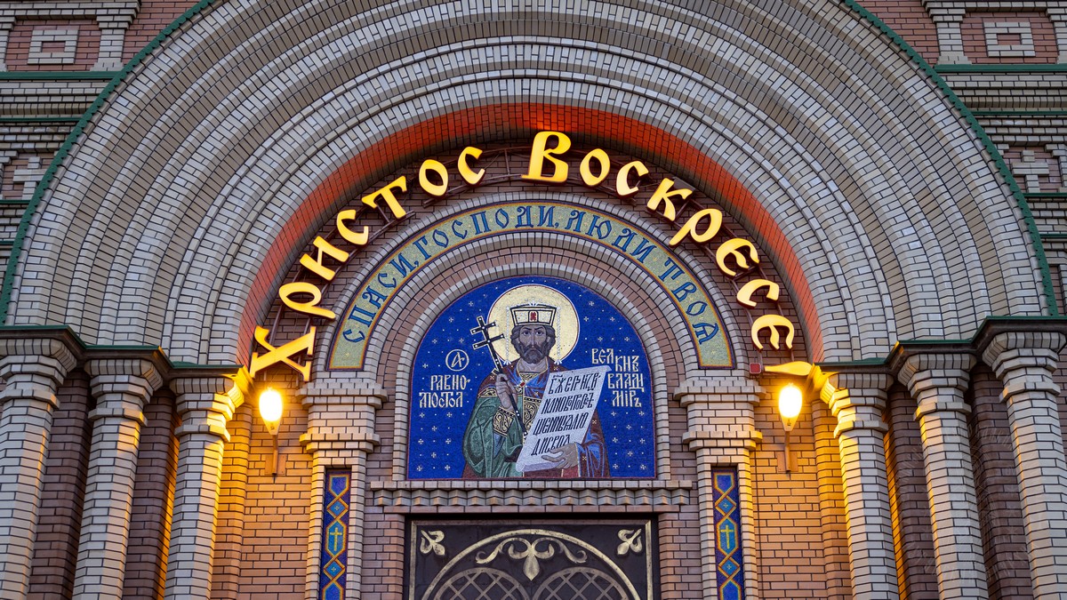 Подробнее о статье Луганск. Митрополит Пантелеимон совершил ночное Пасхальное богослужение
