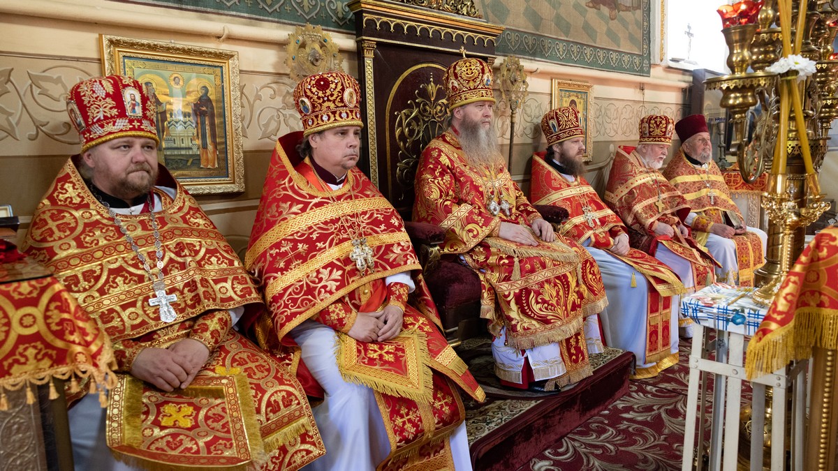 Подробнее о статье Луганск. Митрополит Пантелеимон совершил богослужение Недели Фоминой