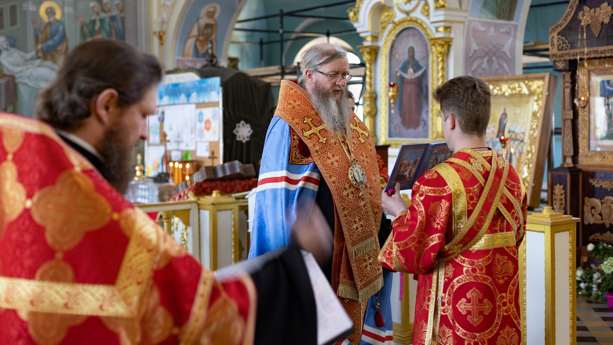 Подробнее о статье Луганск. Митрополит Пантелеимон совершил соборное чтение акафиста Воскресению Христову